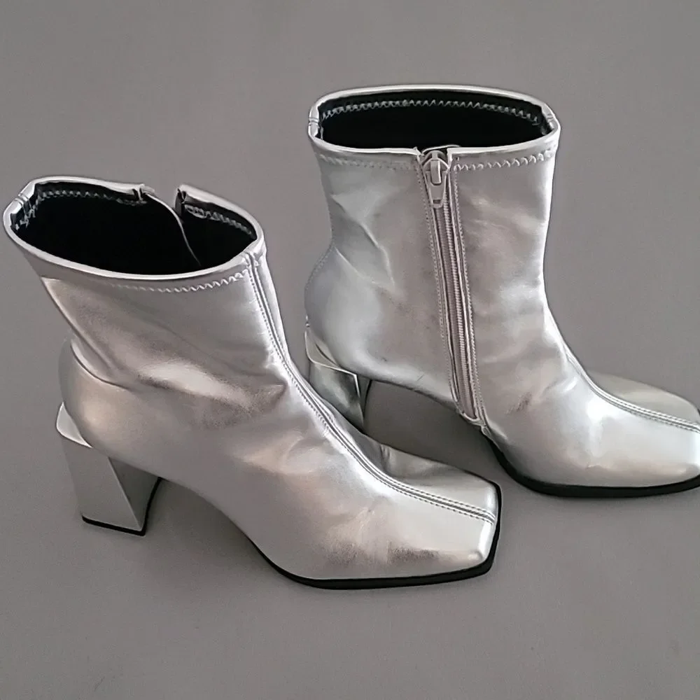 Gianni Bini Women's Border-Line Silver Metallic Block Heel Booties 7M